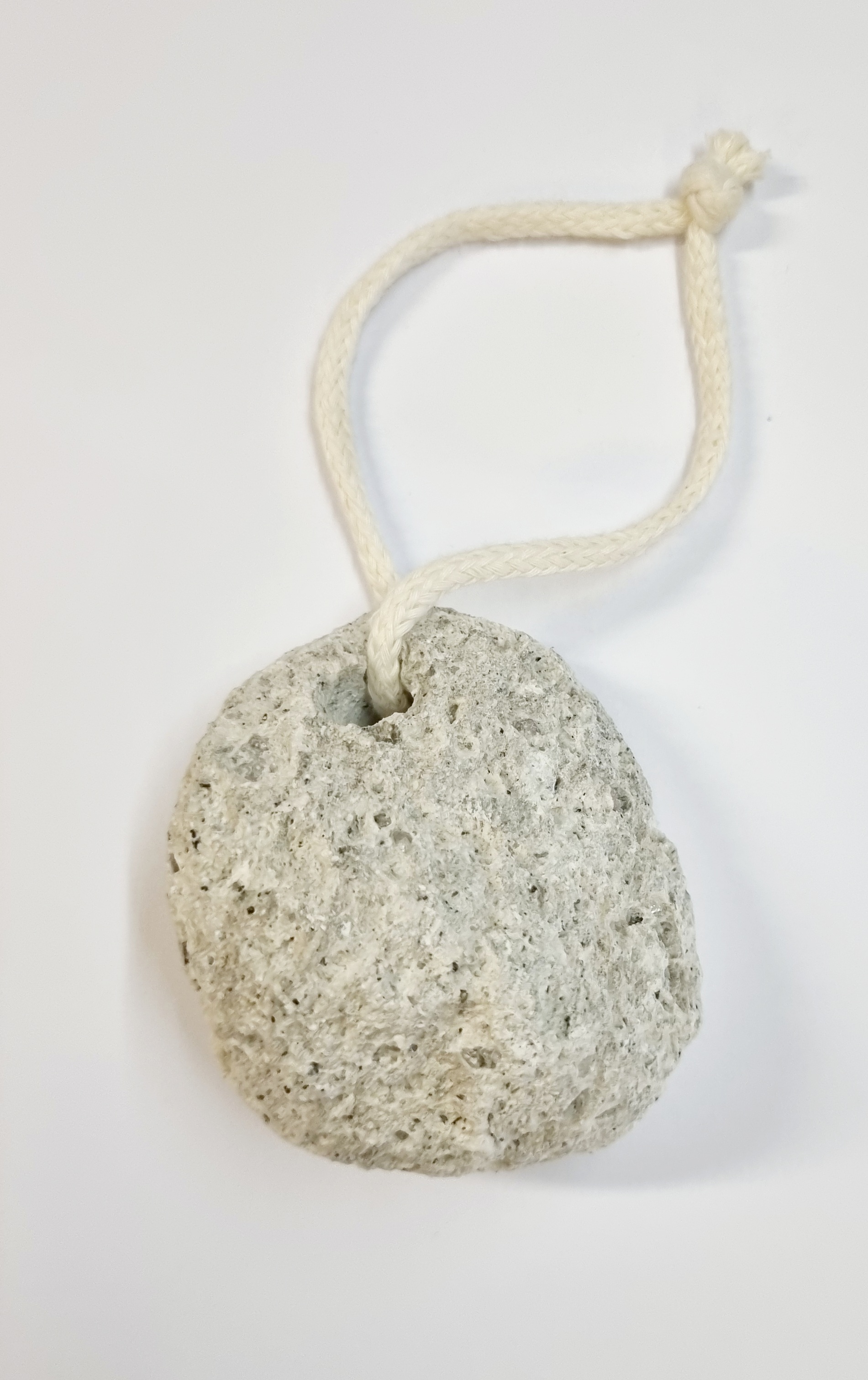 Bimsstein weis/grau mit Kordel